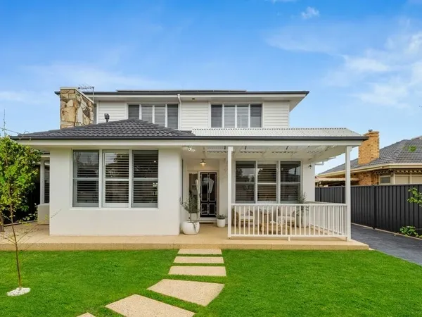 Buyer’s agent explaining market trends