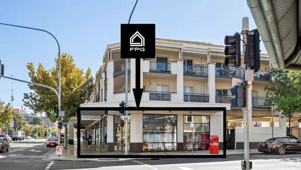 Buyer’s agent consulting with client